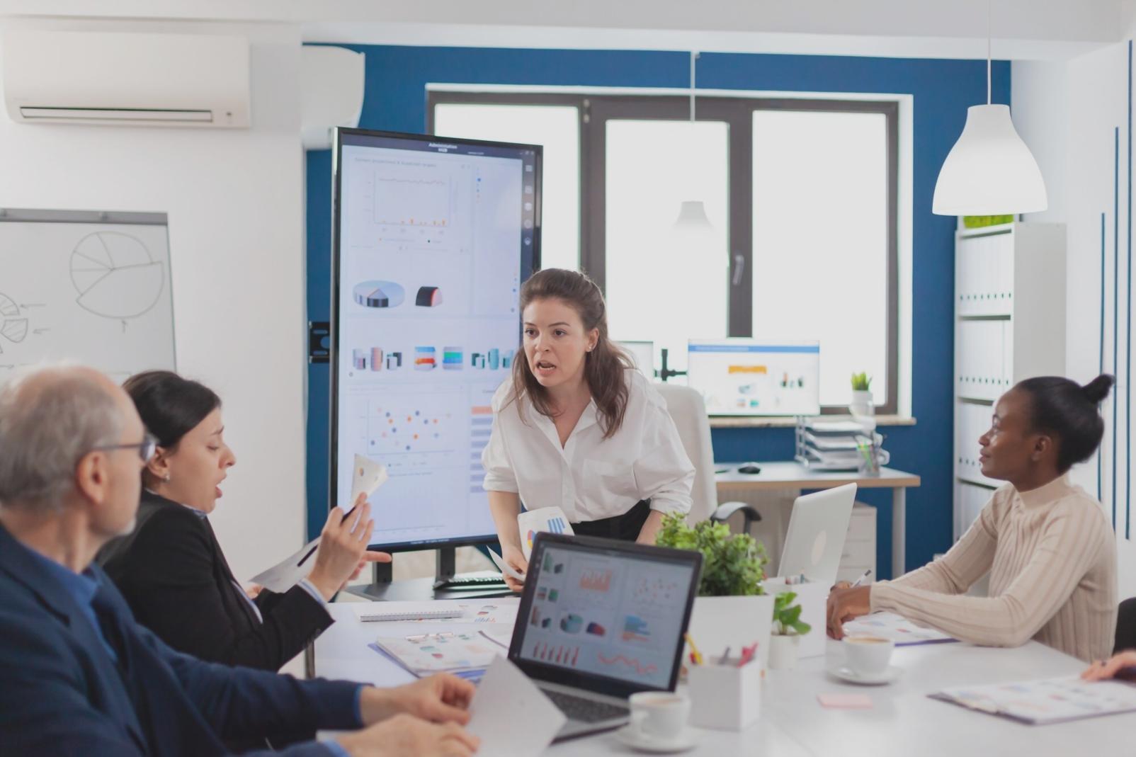 Finanzanalyst arbeitet mit Marktdaten und Diagrammen